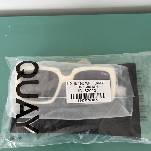 QUAY Total Vibe Mini Sunglasses - Picture 5 of 5